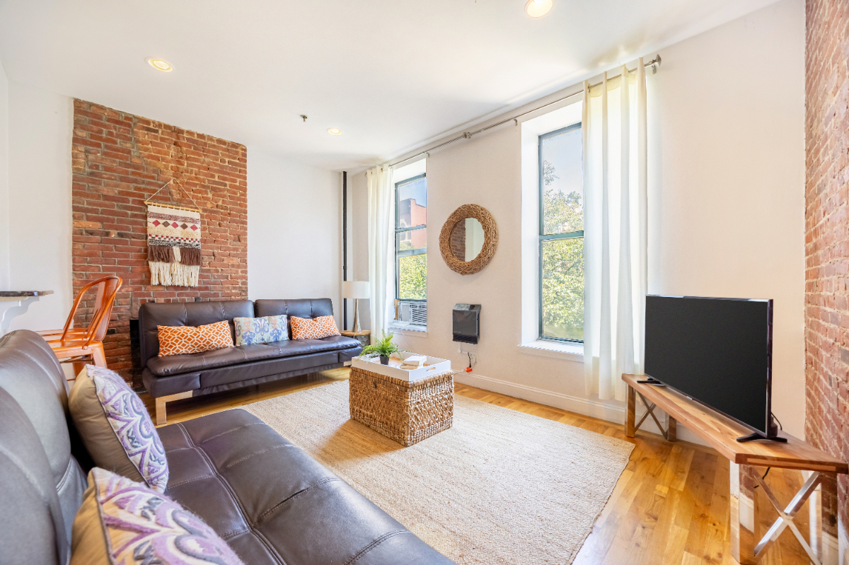 STUNNING AND SPACIOUS APARTMENT IN MANHATTAN - HALF BLOCK TO  EXPRESS TRAIN - Photo 4