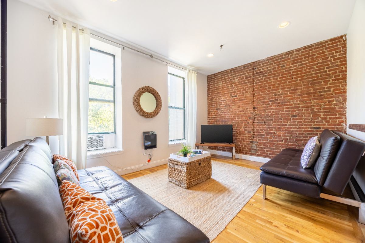 STUNNING AND SPACIOUS APARTMENT IN MANHATTAN - HALF BLOCK TO  EXPRESS TRAIN - Photo 5