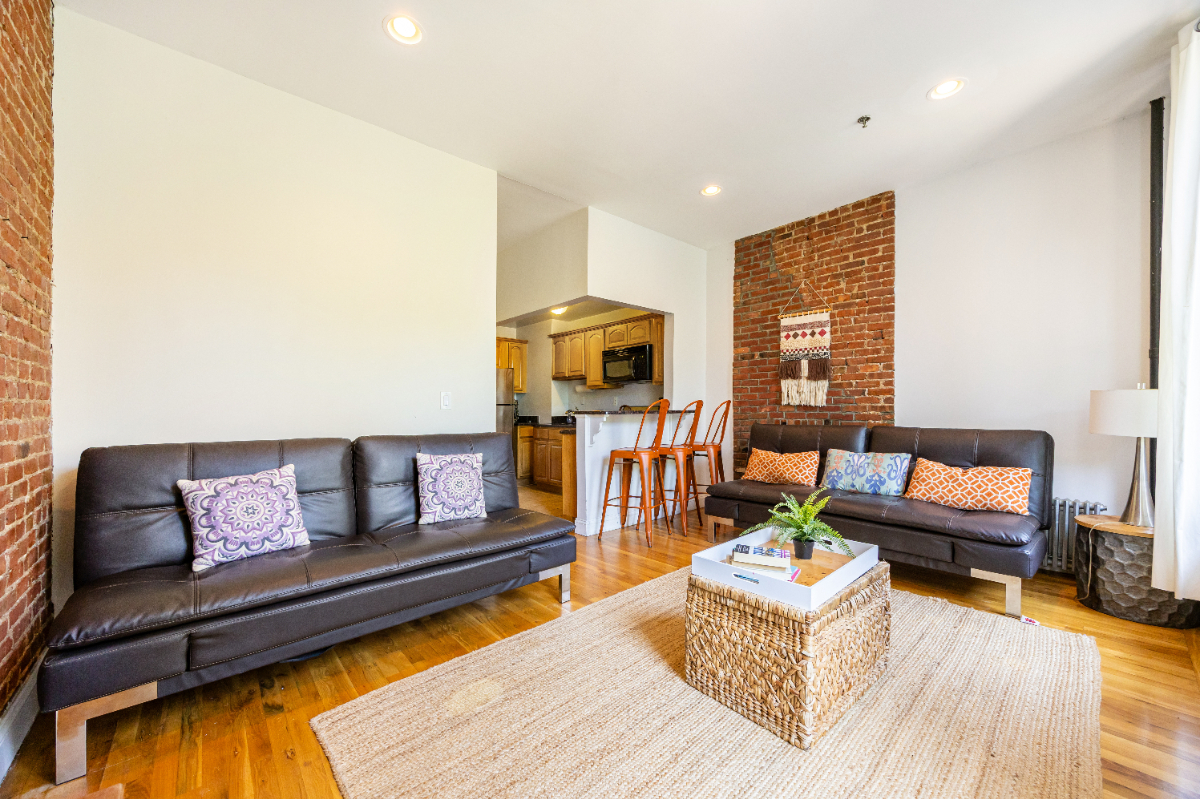 STUNNING AND SPACIOUS APARTMENT IN MANHATTAN - HALF BLOCK TO  EXPRESS TRAIN - Photo 2