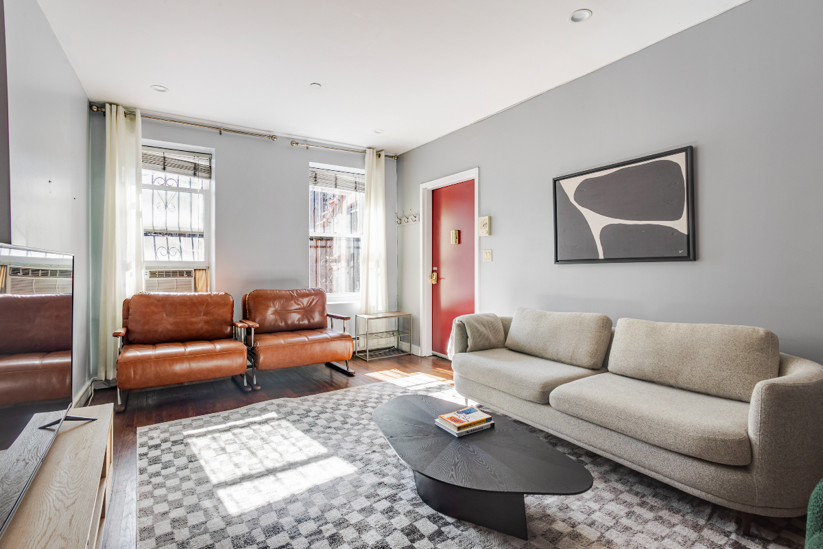 ONE BEDROOM GARDEN APARTMENT IN MANHATTAN - Photo 2