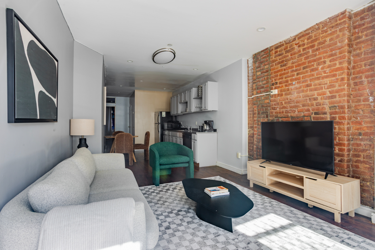 ONE BEDROOM GARDEN APARTMENT IN MANHATTAN - Photo 1