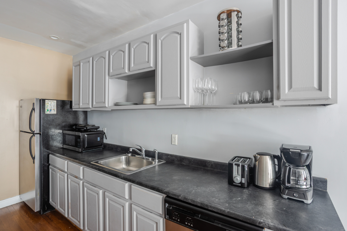 ONE BEDROOM GARDEN APARTMENT IN MANHATTAN - Photo 4