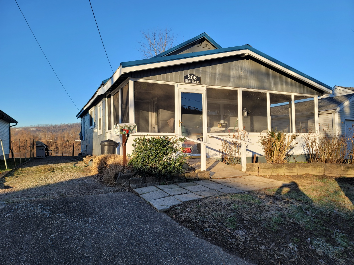 - 2 bd Cottage on River - 1600 available 12/17 close wvu- thomas n to camc 7 minutes to Thomas - Photo 2