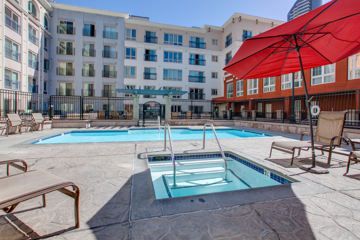 Luxury condo right in heart of downtown (Gaslamp neighborhood) - Photo 2