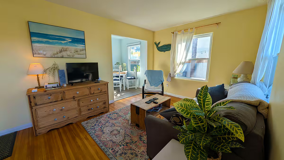 Bright Sunny Cottage with Private Lawn and Parking - Photo 3