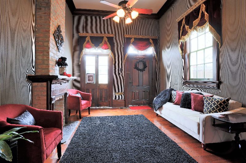 Royale Library Parlor Suite