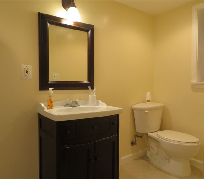 Centrally Located Modern and Cozy Basement Apartment - Photo 11