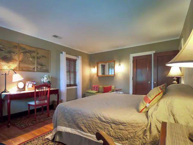 Unit 1-King size bed/extra large room
