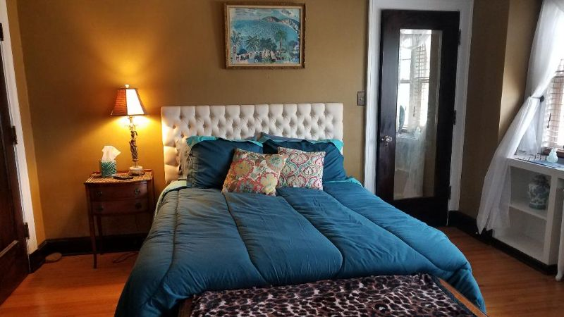 Unit 4 - Queen size bed, private bath