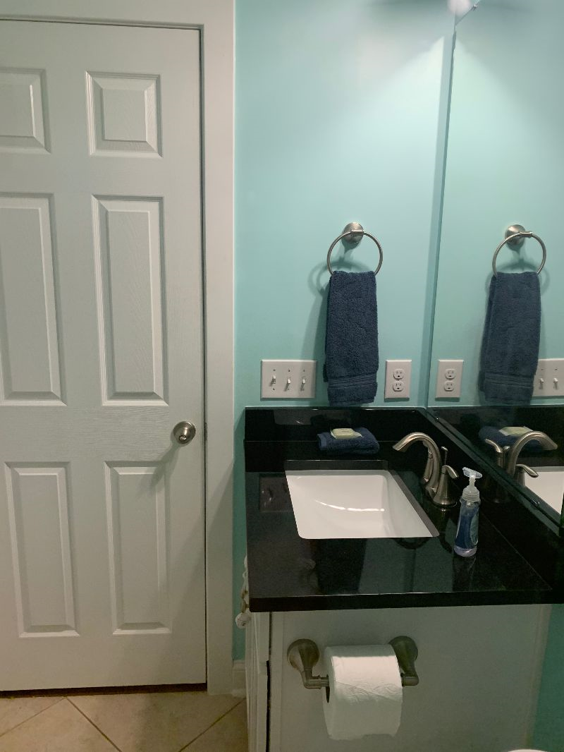 Downstairs bedroom suite with private bathroom! - Photo 8