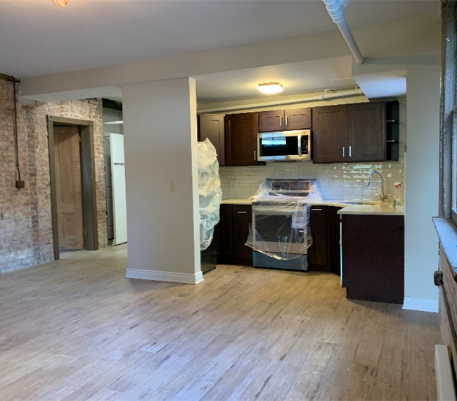 Large 1 Bedroom Apartment in Historic Home - Photo 1
