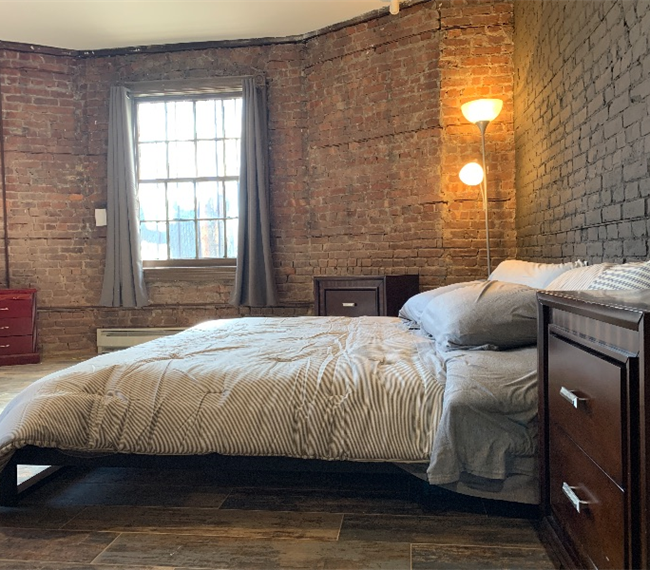 Large 1 Bedroom Apartment in Historic Home - Photo 3