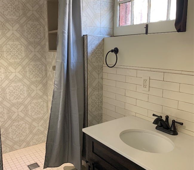 Large 1 Bedroom Apartment in Historic Home - Photo 7
