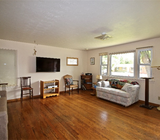 Executive Living, Fully Furnished, Less than 5 Minutes from Hospital and Legacy Senior Living - Photo 2