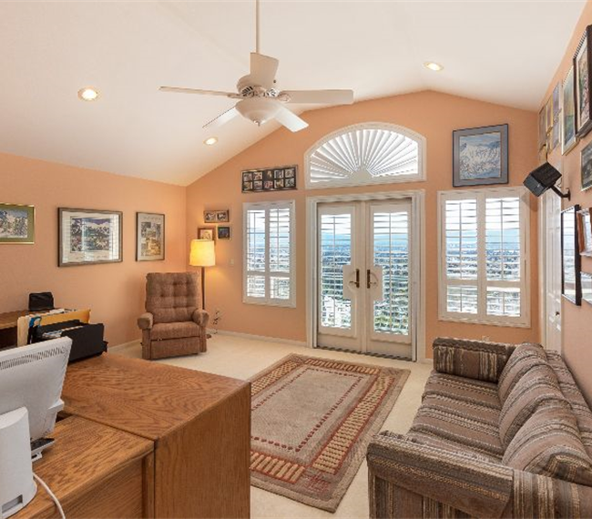 Stunning Views/Spacious/Quiet. Multiple Rooms. 1000 sq.ft living. Clean Bright. Five mins to the freeway. Ten (10) minutes to Downtown... - Photo 1