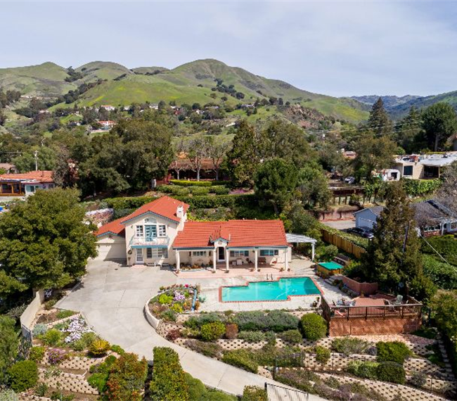 Stunning Views/Spacious/Quiet. Multiple Rooms. 1000 sq.ft living. Clean Bright. Five mins to the freeway. Ten (10) minutes to Downtown... - Photo 6