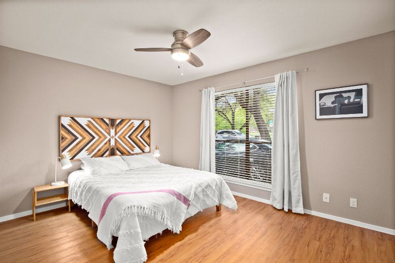 Stylish ATX Condo, KING Bed, W/D - Photo 12