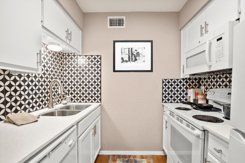 Stylish ATX Condo, KING Bed, W/D - Photo 2