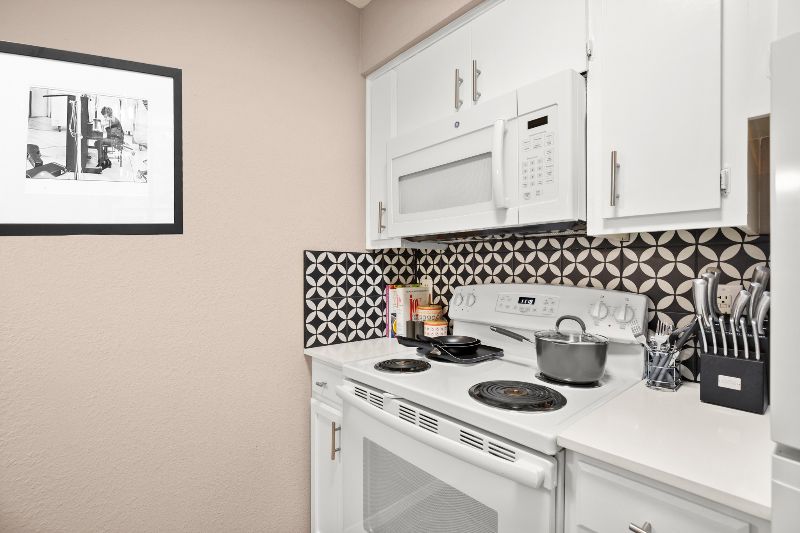 Stylish ATX Condo, KING Bed, W/D - Photo 8