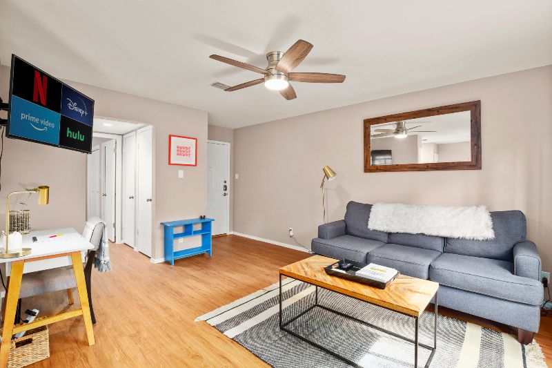 Stylish ATX Condo, KING Bed, W/D - Photo 10