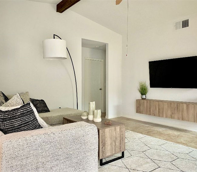 Contemporary House in Converse - Photo 5