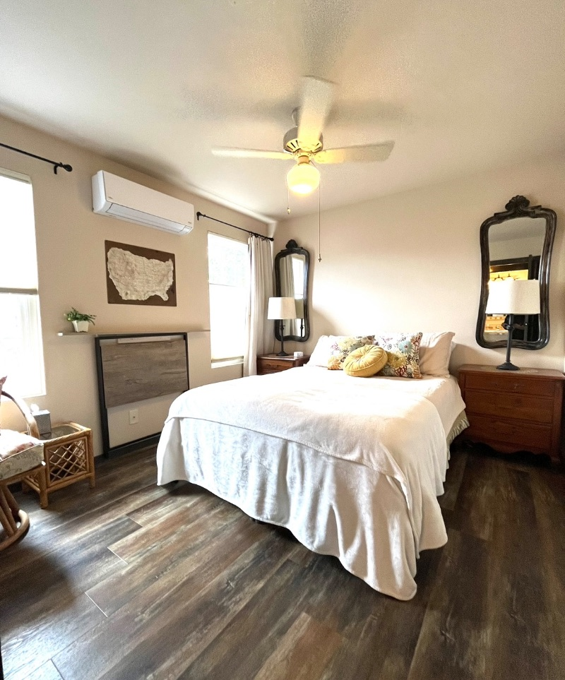 Private, dog-friendly, no fees. True 1 BR, rear-facing house, privacy fenced yard, nice neighborhood. - Photo 1