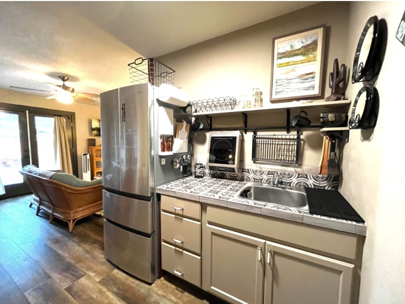 Private, dog-friendly, no fees. True 1 BR, rear-facing house, privacy fenced yard, nice neighborhood. - Photo 2