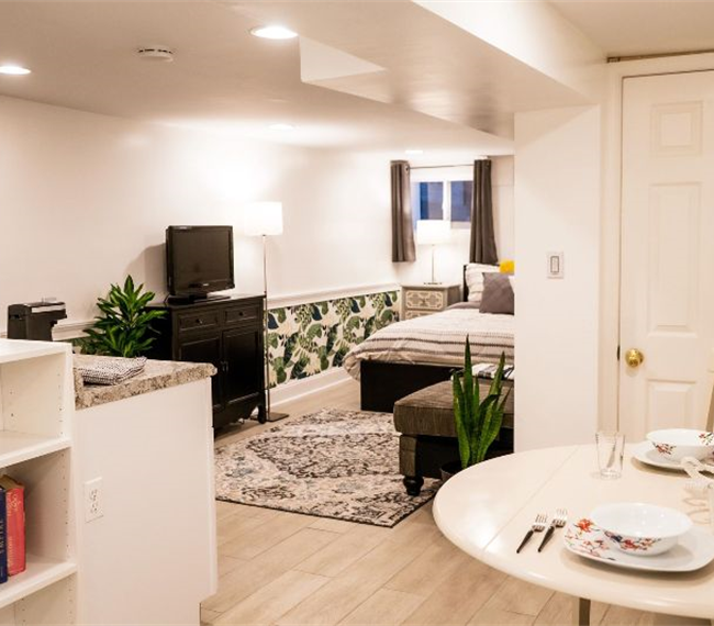 English Basement Studio - Private Entrance, Bath, W/D - Photo 8