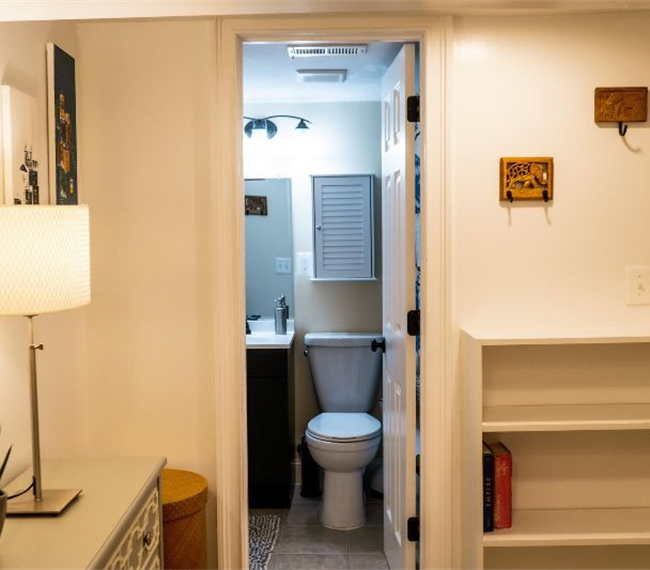 English Basement Studio - Private Entrance, Bath, W/D - Photo 10