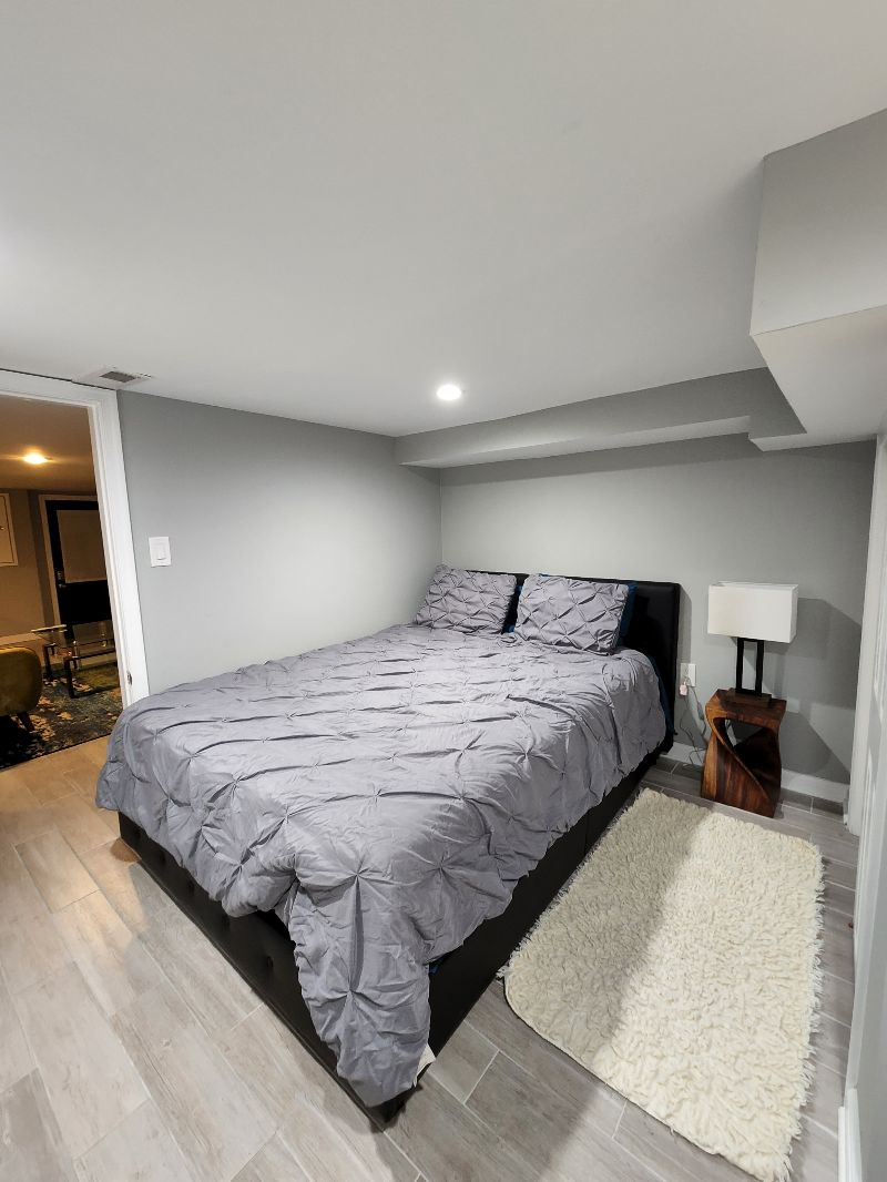 Newly renovated 1-bedroom basement apartment - Photo 4