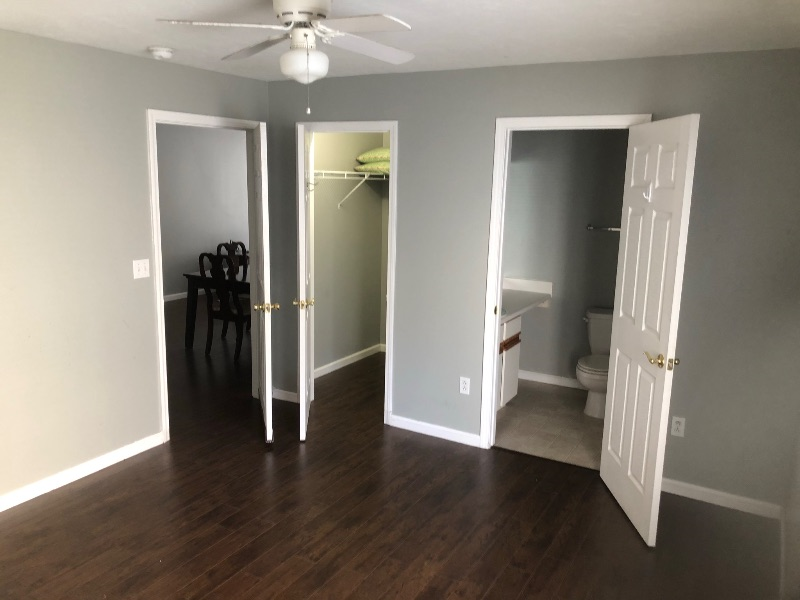 Quiet, private single room (full private bath, walk-in closet) in shared unit in a complex with pool - Photo 5