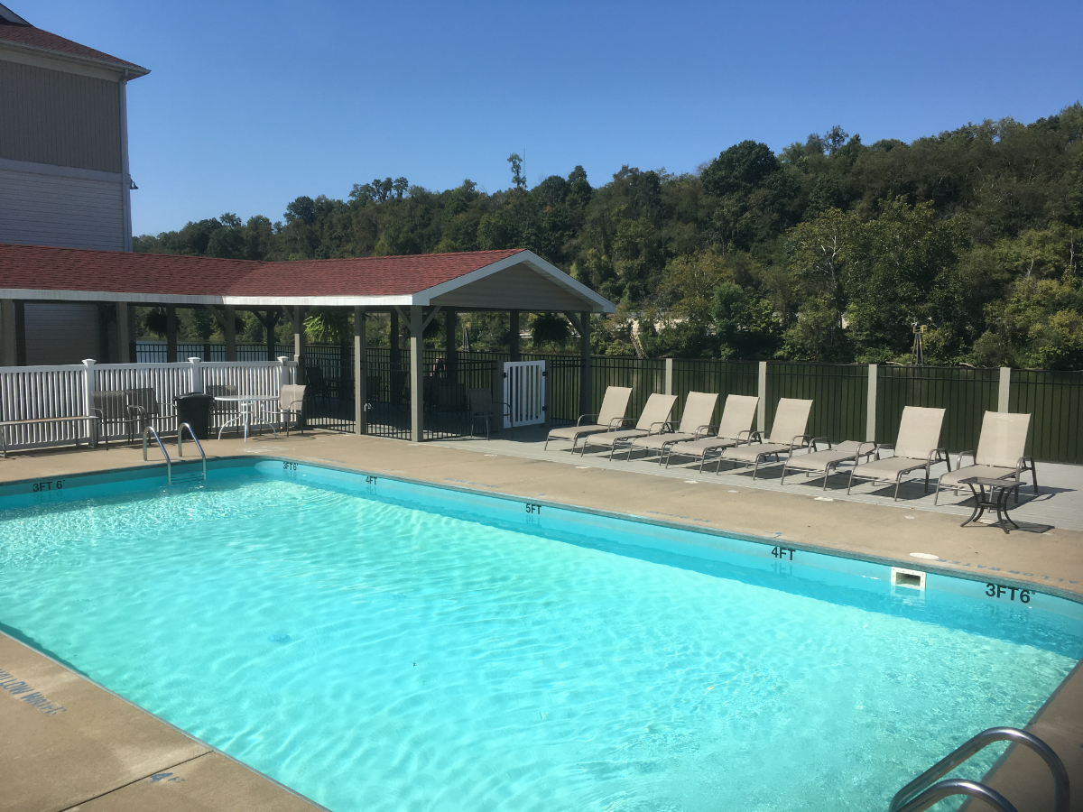 Quiet, private single room (full private bath, walk-in closet) in shared unit in a complex with pool - Photo 8