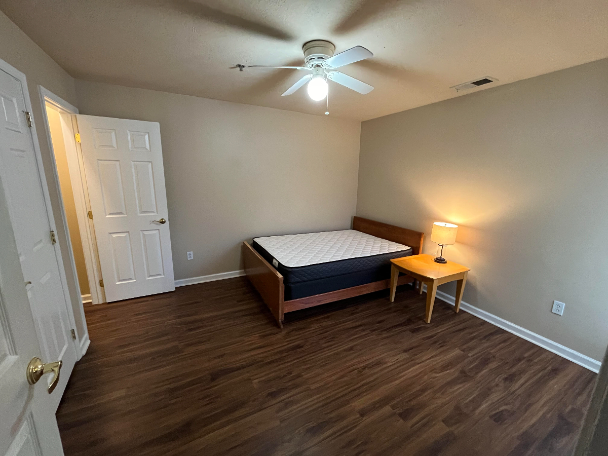Quiet, private single room (full private bath, walk-in closet) in shared unit in a complex with pool - Photo 10