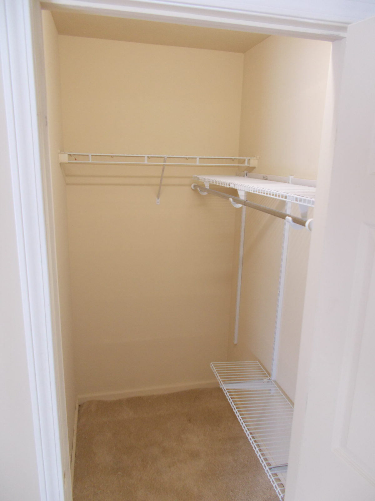 Quiet, private single room (full private bath, walk-in closet) in shared unit in a complex with pool - Photo 11