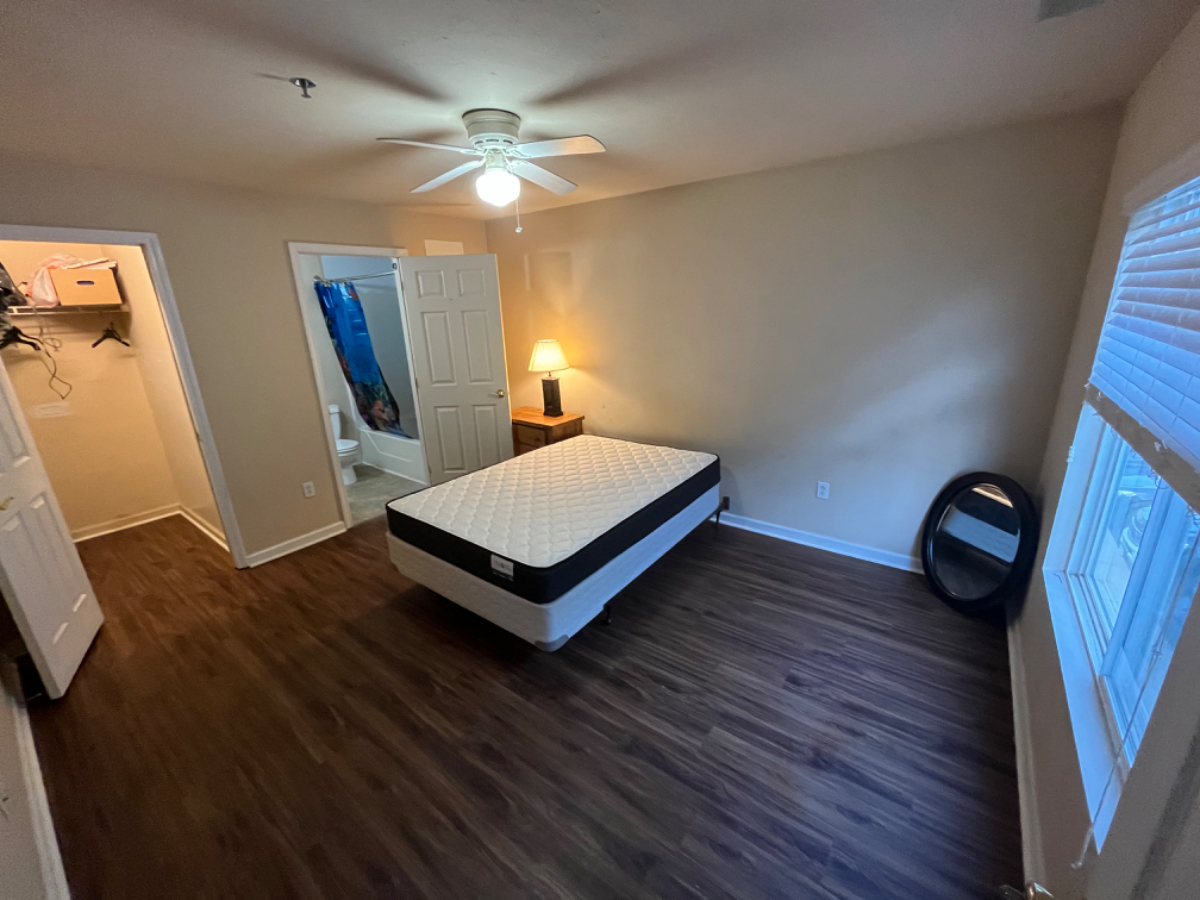 Quiet, private single room (full private bath, walk-in closet) in shared unit in a complex with pool - Photo 12