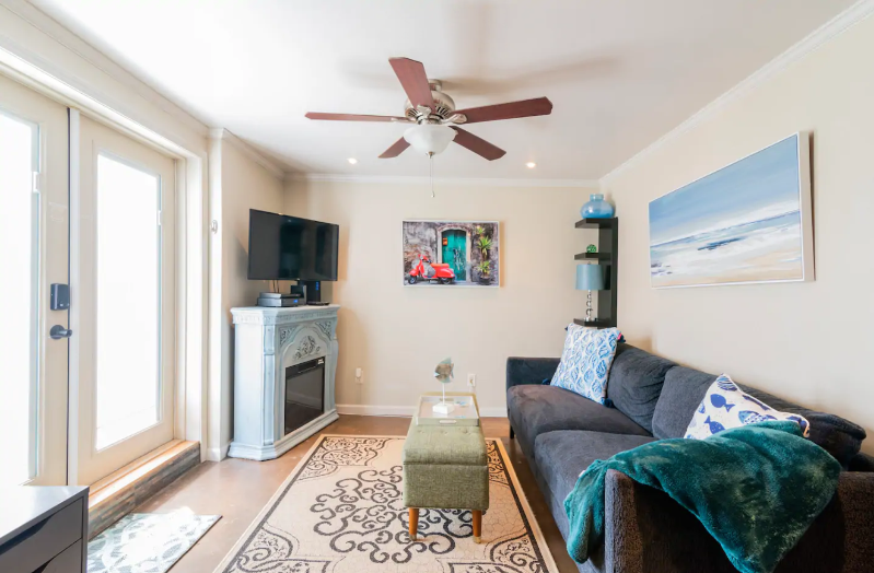Private Guesthouse With Backyard, 10min to Uptown