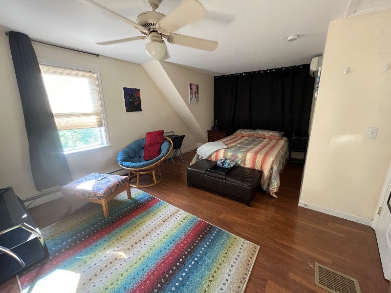 Multiple private rooms available in an unbeatable location 5 minutes (1.5 miles) from UVM Medical Ce - Photo 8