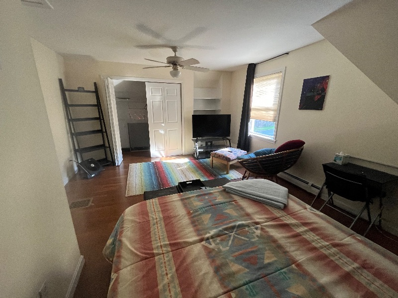 Multiple private rooms available in an unbeatable location 5 minutes (1.5 miles) from UVM Medical Ce - Photo 9