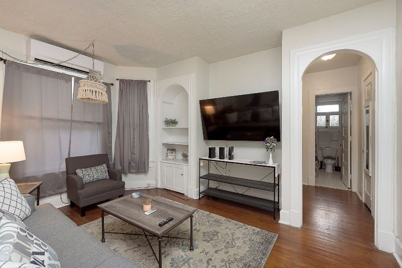 Unit 5- 2nd Flr w/private Deck in Historic House