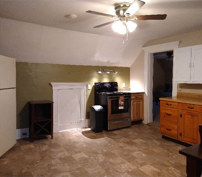 TRAVELING NURSES-UPSTAIRS UNIT-NO PETS - Photo 4