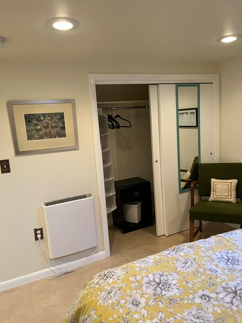 Comfortable, convenient private suite - Photo 7