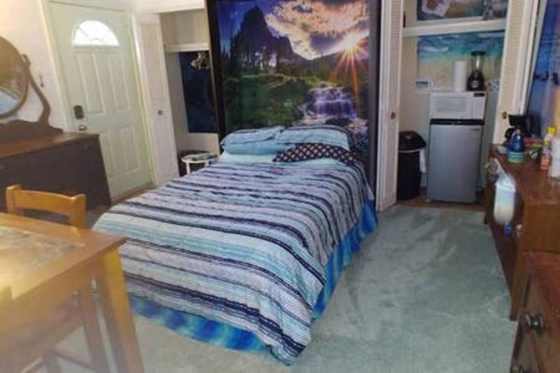Studio Rooms 3 miles from SUNY Stony Brook, Mather  St Charles mini frig/microwave/coffee pot/WIFI/A - Photo 4
