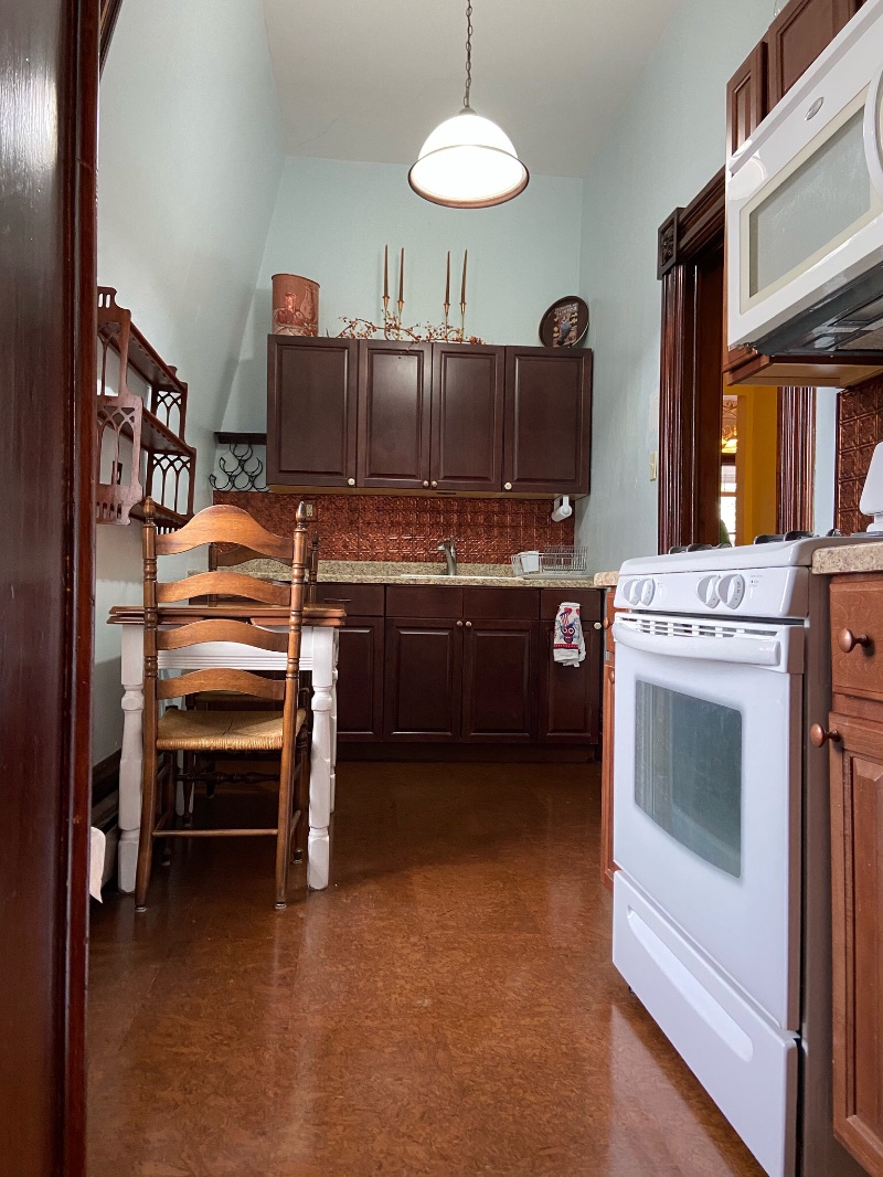 Medical Campus/Allentown furnished one bedroom apartment in historic home - Photo 6