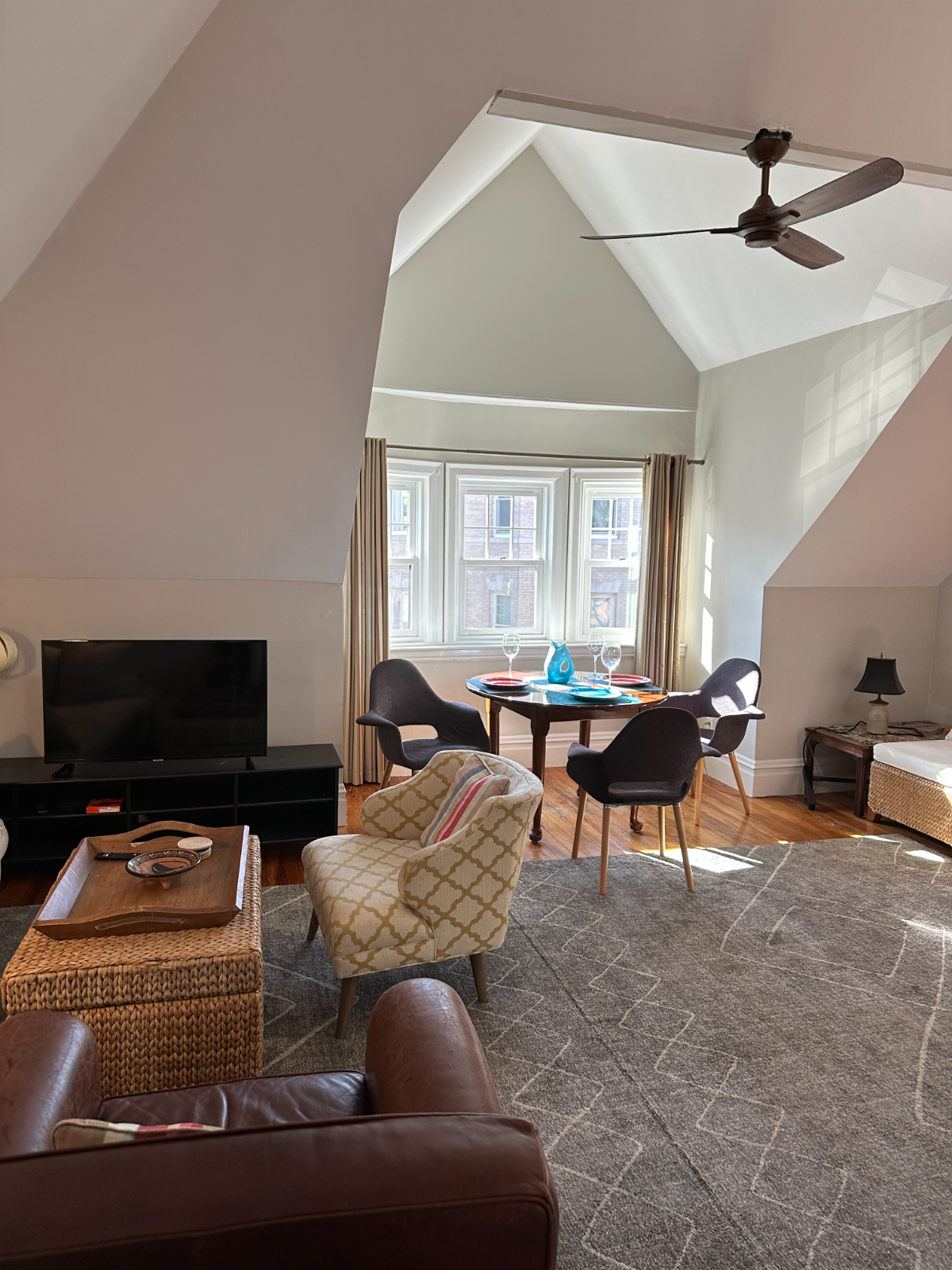 Spacious 3rd Floor 1 Bedroom with Outside Deck