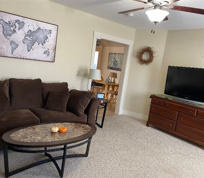 Spacious 1 Bedroom Apartment - Photo 2