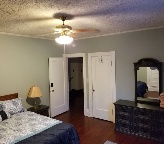 Large 5 bedroom house located in downtown Weston - Photo 1