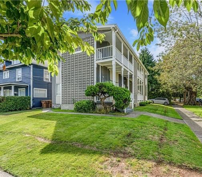 Sparkling clean one bedroom in walking distance to