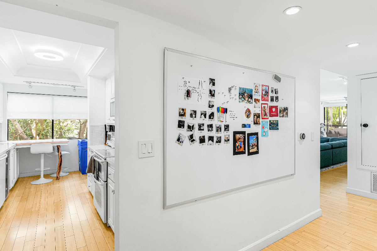 HUGE 1380 sqft 1BR 2BA (w/ King-size guest murphy bed) 2nd floor condo - Photo 2