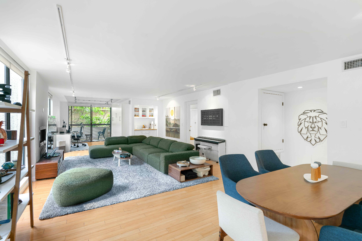 HUGE 1380 sqft 1BR 2BA (w/ King-size guest murphy bed) 2nd floor condo - Photo 6