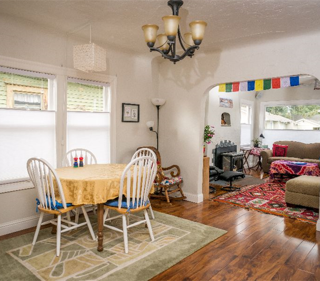 Comfy colorful home, walk to downtown and brewery